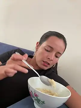 Mia jhoonson online show from 03/04/26, 08:05