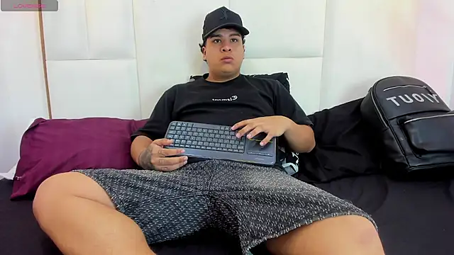 Snapshot of Naim_Bennetsex chatting on 09/16/25, 05:25 Naim Bennetsex online show from 09/16/25, 05:25