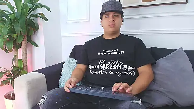 Snapshot of Naim_Bennetsex chatting on 10/15/25, 06:27 Naim Bennetsex online show from 10/15/25, 06:27