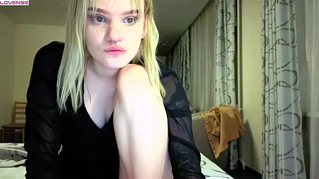 Snapshot of Elieiza_xo chatting on 05/26/26, 05:11 Elieiza xo online show from 05/26/26, 05:11