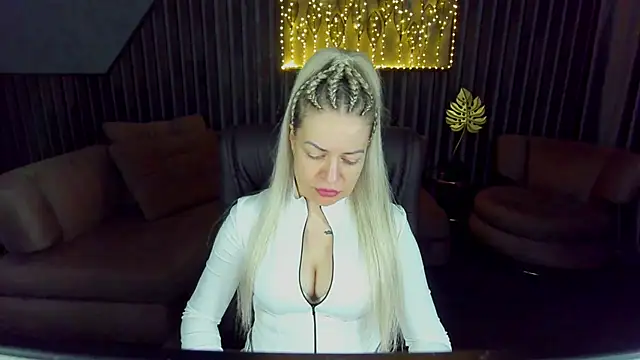 Anna Snows online show from 04/18/26, 05:32