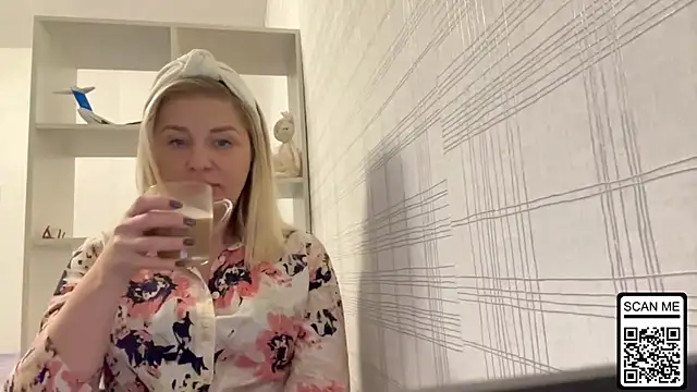 Snapshot of Blondie_xoxoxo chatting on 10/21/25, 10:58 Blondie xoxoxo online show from 10/21/25, 10:58