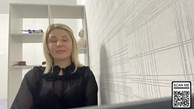 Snapshot of Blondie_xoxoxo chatting on 10/24/25, 05:45 Blondie xoxoxo online show from 10/24/25, 05:45