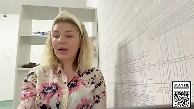 Snapshot of Blondie_xoxoxo chatting on 11/20/25, 08:04 Blondie xoxoxo online show from 11/20/25, 08:04