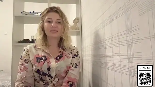 Snapshot of Blondie_xoxoxo chatting on 12/01/25, 11:00 Blondie xoxoxo online show from 12/01/25, 11:00