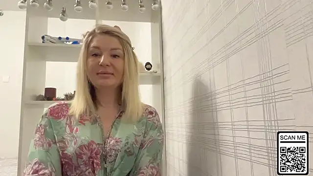 Snapshot of Blondie_xoxoxo chatting on 12/14/25, 09:37 Blondie xoxoxo online show from 12/14/25, 09:37