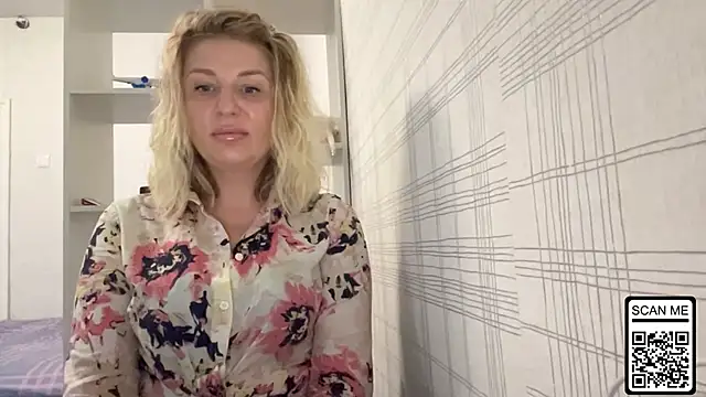 Snapshot of Blondie_xoxoxo chatting on 10/27/25, 08:37 Blondie xoxoxo online show from 10/27/25, 08:37