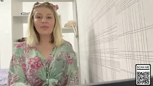 Snapshot of Blondie_xoxoxo chatting on 11/11/25, 12:44 Blondie xoxoxo online show from 11/11/25, 12:44