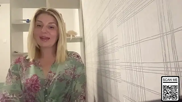 Snapshot of Blondie_xoxoxo chatting on 10/31/25, 07:32 Blondie xoxoxo online show from 10/31/25, 07:32