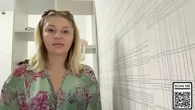 Snapshot of Blondie_xoxoxo chatting on 11/13/25, 06:39 Blondie xoxoxo online show from 11/13/25, 06:39