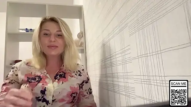 Snapshot of Blondie_xoxoxo chatting on 10/25/25, 04:40 Blondie xoxoxo online show from 10/25/25, 04:40