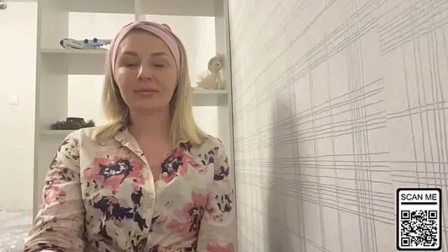 Snapshot of Blondie_xoxoxo chatting on 11/30/25, 06:41 Blondie xoxoxo online show from 11/30/25, 06:41