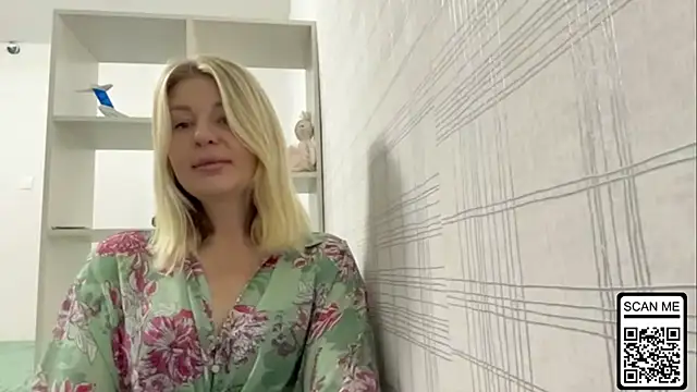 Snapshot of Blondie_xoxoxo chatting on 10/16/25, 06:10 Blondie xoxoxo online show from 10/16/25, 06:10