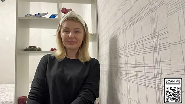 Snapshot of Blondie_xoxoxo chatting on 11/25/25, 02:50 Blondie xoxoxo online show from 11/25/25, 02:50