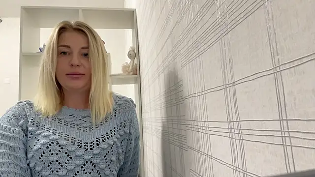 Snapshot of Blondie_xoxoxo chatting on 09/28/25, 01:51 Blondie xoxoxo online show from 09/28/25, 01:51