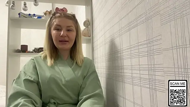 Snapshot of Blondie_xoxoxo chatting on 12/16/25, 08:40 Blondie xoxoxo online show from 12/16/25, 08:40