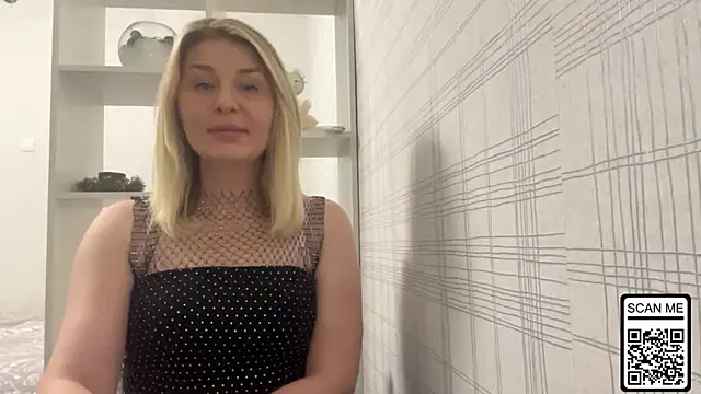 Snapshot of Blondie_xoxoxo chatting on 11/21/25, 02:05 Blondie xoxoxo online show from 11/21/25, 02:05