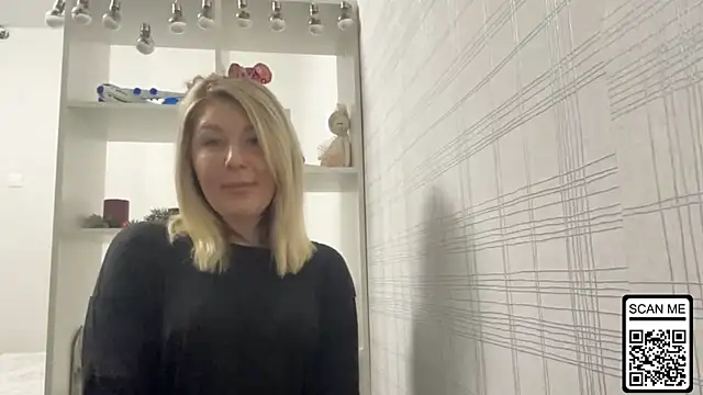 Snapshot of Blondie_xoxoxo chatting on 12/15/25, 08:53 Blondie xoxoxo online show from 12/15/25, 08:53