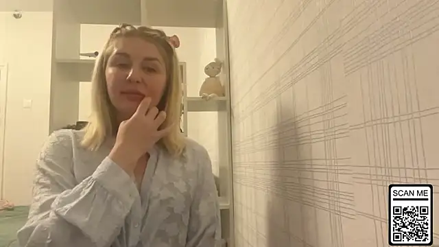 Snapshot of Blondie_xoxoxo chatting on 11/17/25, 08:02 Blondie xoxoxo online show from 11/17/25, 08:02