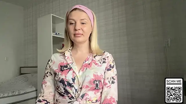 Snapshot of Blondie_xoxoxo chatting on 11/26/25, 08:36 Blondie xoxoxo online show from 11/26/25, 08:36