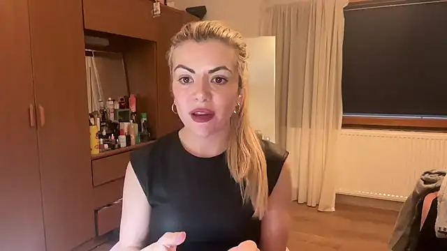 princess17 online show from 10/13/25, 05:25