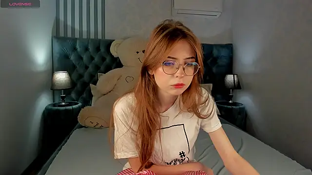 Snapshot of Grace_blush chatting on 09/17/25, 06:26 Grace blush online show from 09/17/25, 06:26