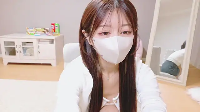 Yuna-ch online show from 10/29/25, 01:43