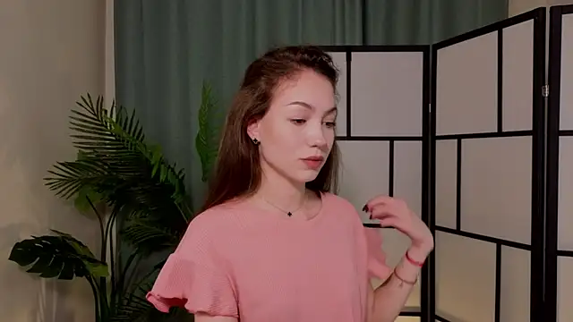 Snapshot of RenateRansone chatting on 09/19/25, 05:39 RenateRansone online show from 09/19/25, 05:39