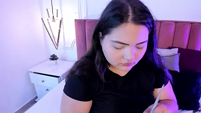 Snapshot of Tessa_Sinclaire chatting on 10/13/25, 07:37 Tessa Sinclaire online show from 10/13/25, 07:37