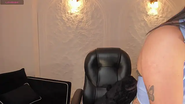 Snapshot of MilaColeman chatting on 11/15/25, 02:15 MilaColeman online show from 11/15/25, 02:15