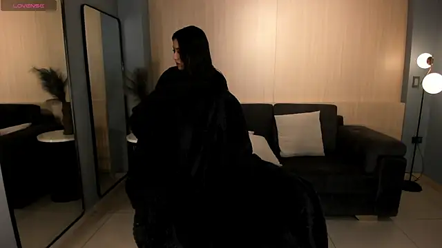 Snapshot of MilaColeman chatting on 11/18/25, 02:05 MilaColeman online show from 11/18/25, 02:05