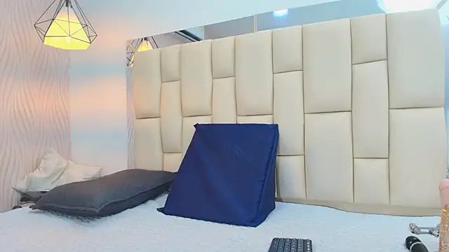 Snapshot of Vero_Temptation chatting on 11/22/25, 12:04 Vero Temptation online show from 11/22/25, 12:04