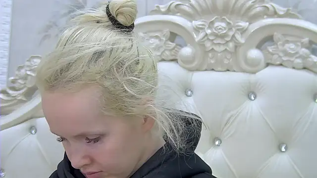 Snapshot of EllieFrosty_ chatting on 11/11/25, 12:38 EllieFrosty online show from 11/11/25, 12:38