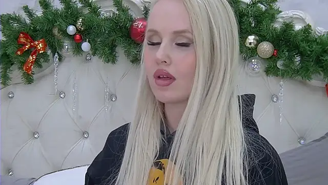 Snapshot of EllieFrosty_ chatting on 12/15/25, 02:23 EllieFrosty online show from 12/15/25, 02:23