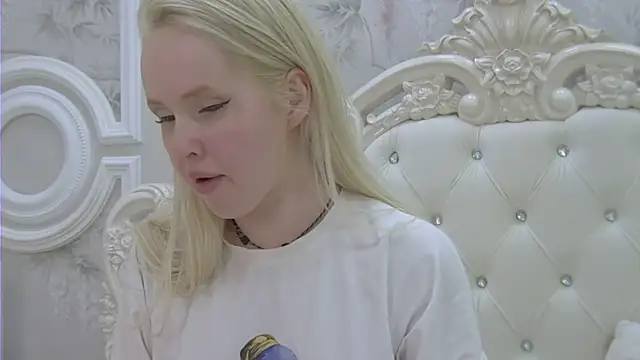 EllieFrosty  online show from 05/08/26, 06:56