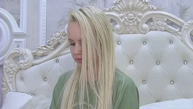 Snapshot of EllieFrosty_ chatting on 11/30/25, 03:24 EllieFrosty online show from 11/30/25, 03:24