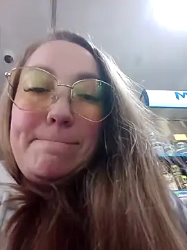 Kiss Eva online show from 04/15/26, 12:32