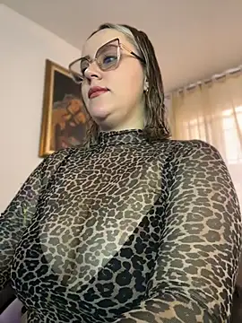 Snapshot of CurvyLust_x chatting on 07/10/26, 02:17 CurvyLust x online show from 07/10/26, 02:17