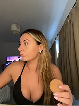 Snapshot of Scarlettroseeee chatting on 10/11/25, 03:35 Scarlettroseeee online show from 10/11/25, 03:35