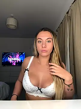 Snapshot of Scarlettroseeee chatting on 10/28/25, 05:56 Scarlettroseeee online show from 10/28/25, 05:56