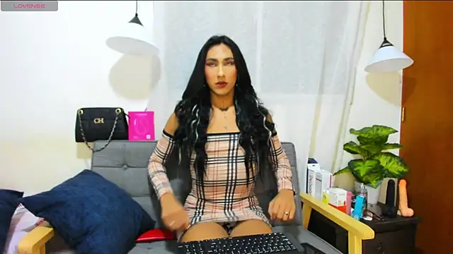 Snapshot of zou_quira chatting on 10/11/25, 12:44 zou quira online show from 10/11/25, 12:44