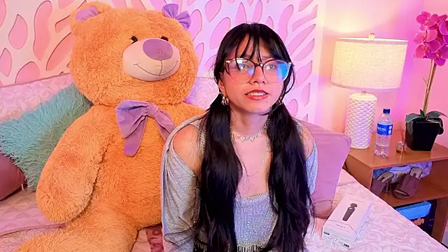 Snapshot of VioletxBloom chatting on 02/19/26, 08:39 VioletxBloom online show from 02/19/26, 08:39