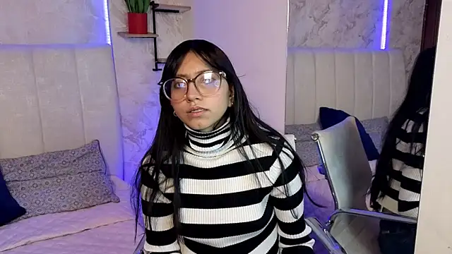 Snapshot of VioletxBloom chatting on 01/17/26, 07:39 VioletxBloom online show from 01/17/26, 07:39