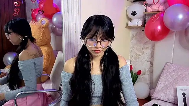 Snapshot of VioletxBloom chatting on 02/12/26, 04:07 VioletxBloom online show from 02/12/26, 04:07