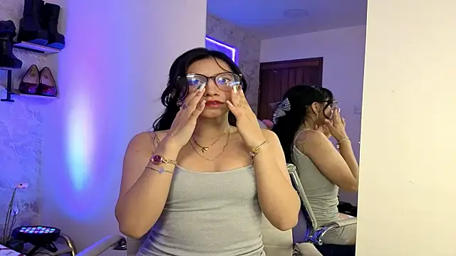 Snapshot of VioletxBloom chatting on 12/22/25, 08:09 VioletxBloom online show from 12/22/25, 08:09