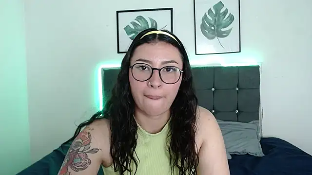 Snapshot of nicolee_8 chatting on 09/24/25, 02:18 nicolee 8 online show from 09/24/25, 02:18