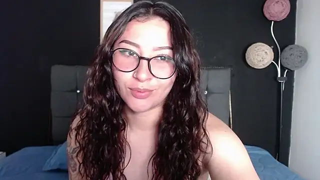 Snapshot of nicolee_8 chatting on 10/08/25, 01:34 nicolee 8 online show from 10/08/25, 01:34