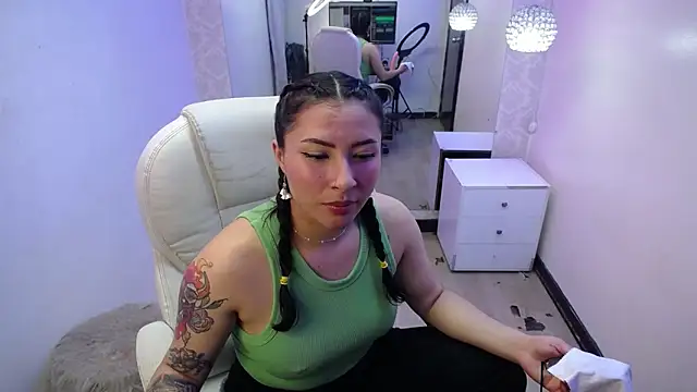 Snapshot of nicolee_8 chatting on 09/18/25, 04:04 nicolee 8 online show from 09/18/25, 04:04