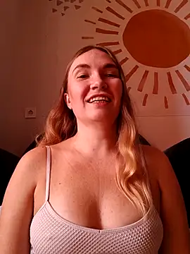 Snapshot of KisaVixen chatting on 10/21/25, 08:36 KisaVixen online show from 10/21/25, 08:36