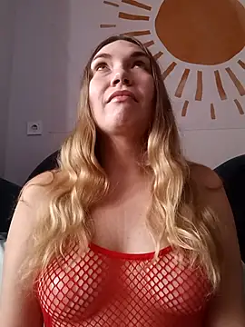 Snapshot of KisaVixen chatting on 11/16/25, 10:42 KisaVixen online show from 11/16/25, 10:42